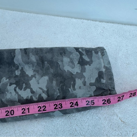 Spanx Stretch Twill Ankle Cargo Pants in Stone Wash Camo size M petite - Picture 7 of 8